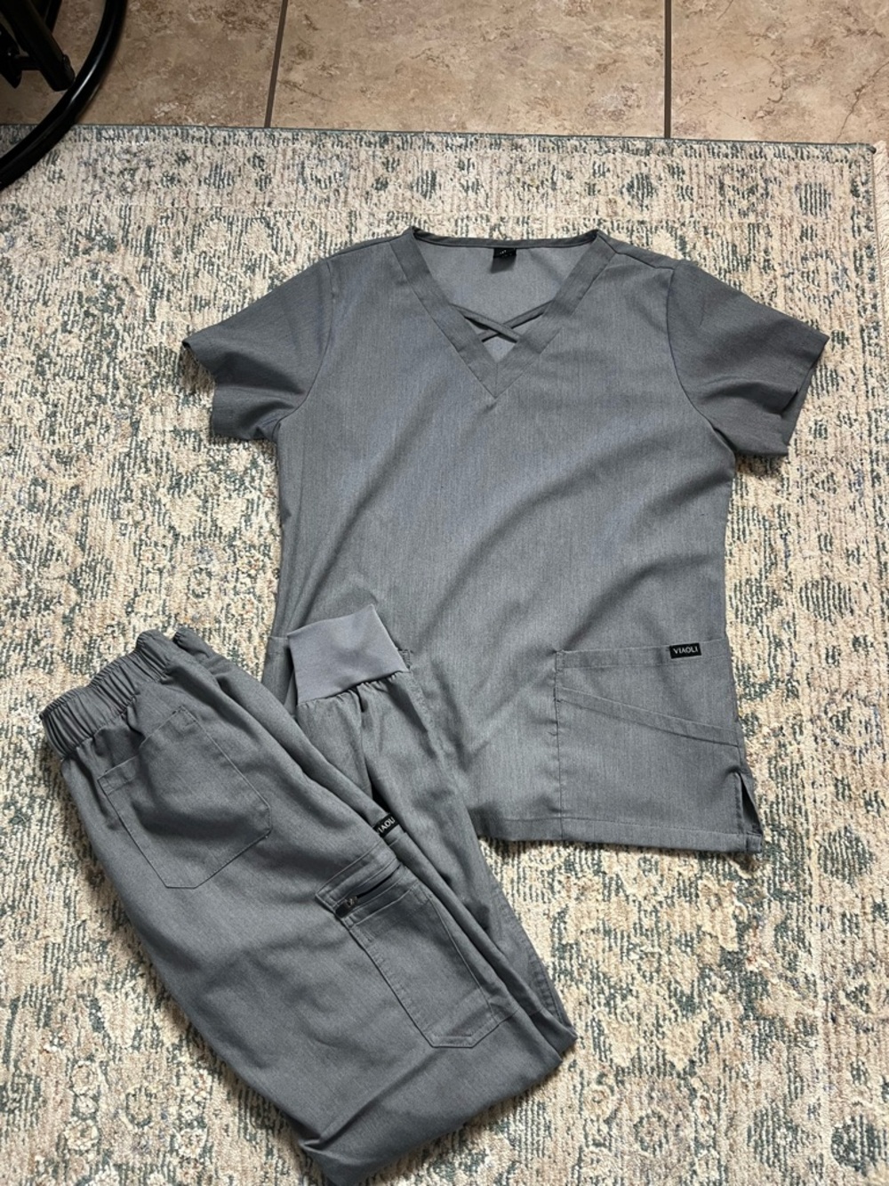 Women's Gray Scrub Top & Jogger Set - Vialoi